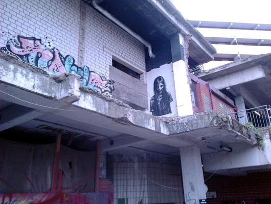 Foto eines sehr gruseligen Graffito am Ihmezentrum, das Passanten von der Ida-Arenhold-Brücke »begrüßt«.