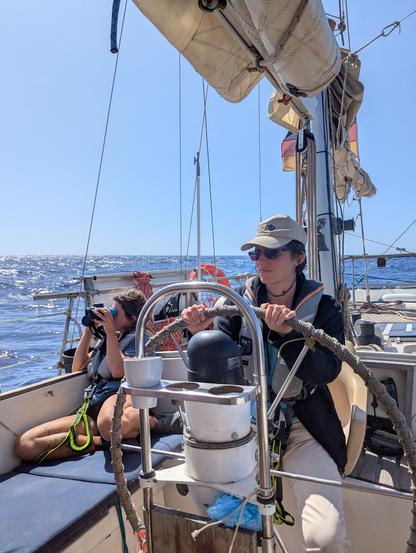 die Crewmitglieder halten mit dem Fernglas Ausschau nach Seenotfällen