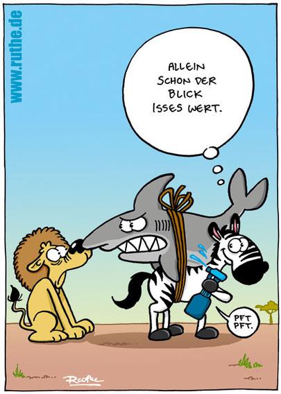 In der Savanne. Ein Löwe schaut eingeschüchtert auf einen angriffslustig guckenden Hai, den sich ein Zebra auf den Rücken gebunden hat. Das Zebra denkt: "Allein schon der Blick isses wert."