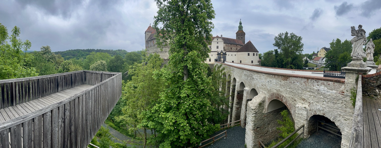 Burggraben mit Zugangsbrücken zur Burg rechts und einer Aussichtsplattform links