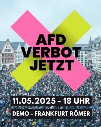 Das Bild zeigt eine Demonstration oder Kundgebung, die sich gegen die AfD (Alternative für Deutschland) richtet. Im Vordergrund steht ein farbiges X mit der Aufschrift "AfD Verbot Jetzt". Darunter befindet sich die Information "11.05.2025 - 18 Uhr" und "Demo - Frankfurt Römer", was auf den Zeitpunkt und Ort der Veranstaltung hinweist. Im Hintergrund sieht man eine große Menschenmenge und die Gebäude des Frankfurter Römerbergs.