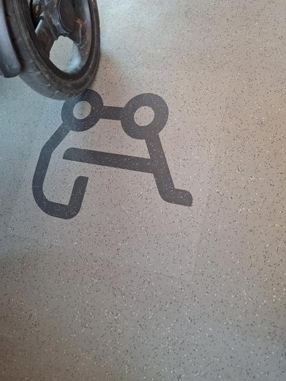 Juna lattialla symboli lastenvaunujen paikalle nurinpäin