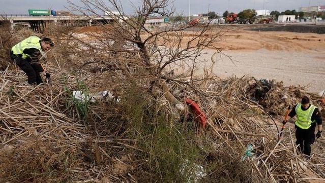 La Guàrdia Civil buscant els darrers desapareguts de la dana (EFE/ Kai Forsterling)