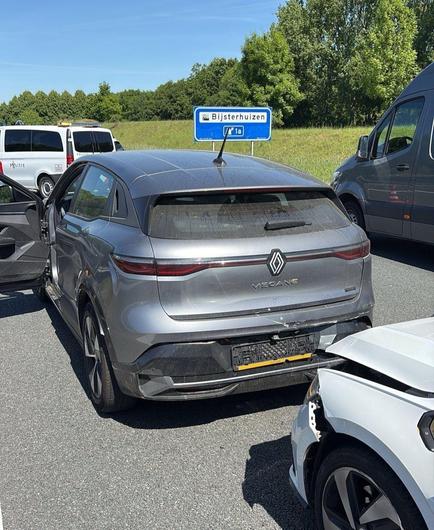 Een politieauto staat bij meerdere voertuigen die betrokken zijn bij een ongeval op de A73 bij Wijchen
