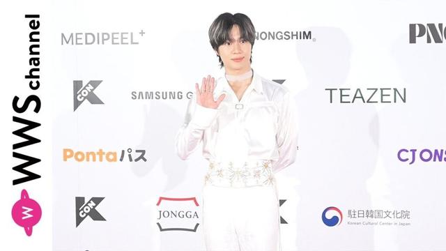 テミン（TAEMIN）、セクシーさを醸し出すホワイトシャツでレッドカーペットに登場！＜KCON JAPAN 2025＞