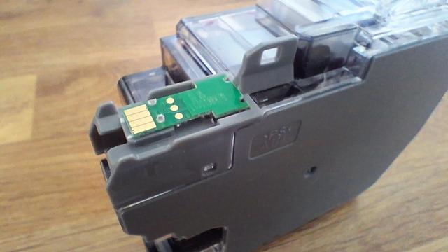 My black cartridge.small printed circuit with chip visible on the top.