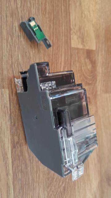 Same cartridge, but the module with the chip is detached.