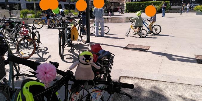 Arch sitzt am Rad, im Hintergrund ein paar Kinder am Rad