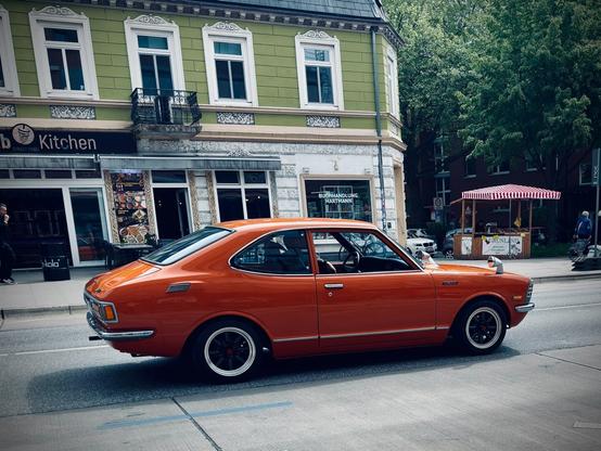 Orangefarbener Toyota Corolla in alt.