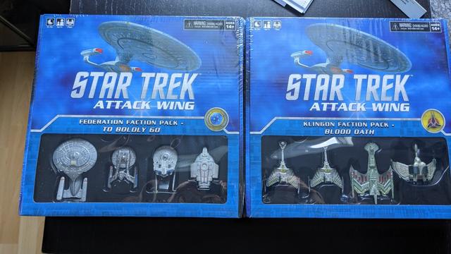 Two blue boxes with Star Trek written on them. At the bottom you can see little spaceship models. The left box has Federation ships and the right one Klingon ships.