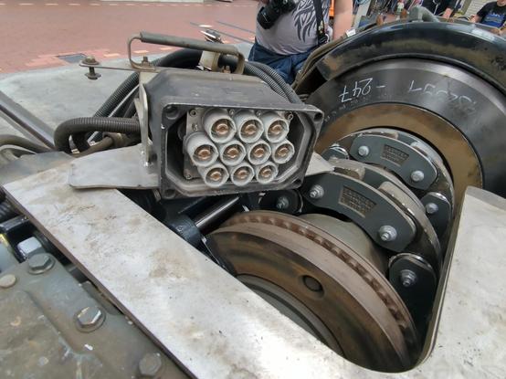 Blick auf die Versorgungssteckverbindung für die elektrischen Antriebe

ein Gehäuse mit 10 rundkontakten und jeder etwa 20mm.