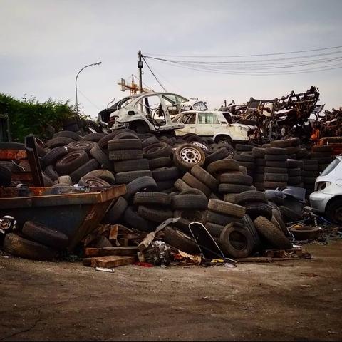 Montaña de neumáticos en un desguace coronada por los esqueletos de unos cuantos coches


Mountain of tires in a junkyard crowned by the skeletons of a few cars