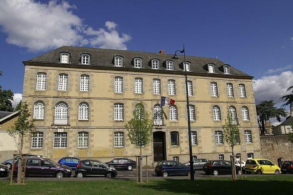 Ancienne caserne du Bon Pasteur à #Rennes (#IlleEtVilaine) En 1718, Jeanne du Temple achète une maison cosntruite à la fin du XVIe ou au début du XVIIe siècle, pour y installer un couvent de filles repenties. C...
Suite 👉 https://monumentum.fr/monument-historique/pa00090674/rennes-ancienne-caserne-du-bon-pasteur
#Patrimoine #MonumentHistorique
Photo CC-BY-SA 4.0 : Pymouss