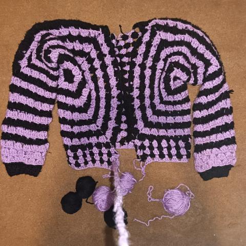 desbaratando una rebeca de ganchillo, de patron hexágono, negra y morada

unraveling a crochet cardigan, hexagon pattern, black and purple