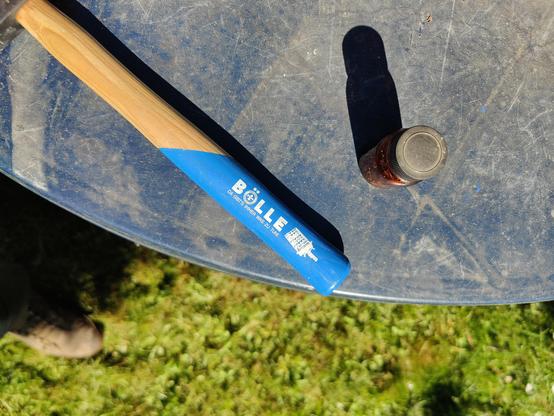Bild des "Bölle" Hammers (Bölle - da gibt's immer was zu tun) auf einem schmutzigen Tisch.