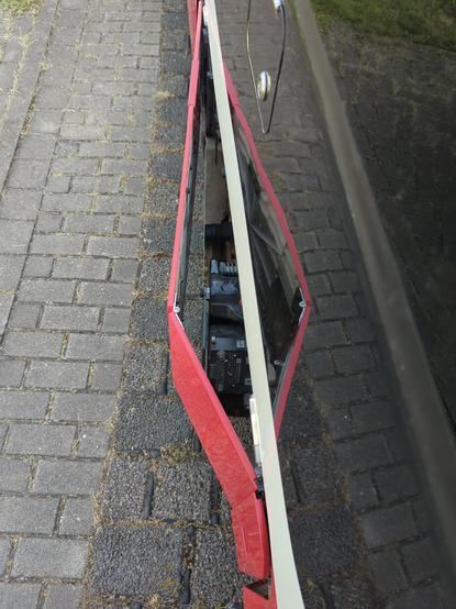 wenn der Wagen um die Kurve fährt, geht neben dem Fahrgestell die Karosserieverkleidung mit 3 Scharnieren je Richtung auf und das Gestell dreht unter dem Wagenkasten raus.