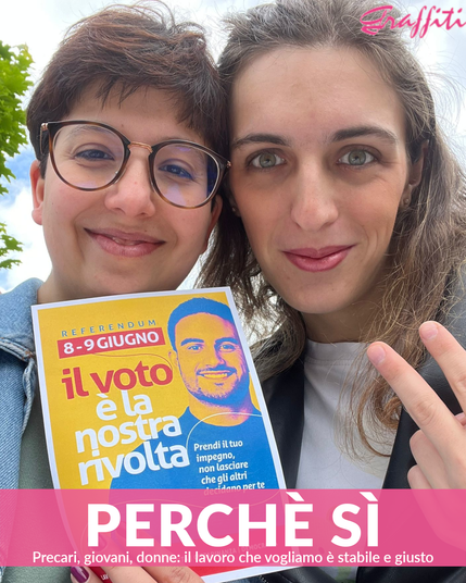 Due giovani donne guardano l'obiettivo, tenendo in mano un volantino che promuove il voto al referendum dell'8-9 giugno, dove si legge la scritta "Il voto è la nostra rivolta". Dietro di loro si intravedono i rami di un albero e le nuvole del cielo.