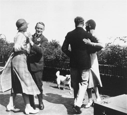 Das Foto zeigt 2 Paare beim Tanzen, darunter Willem Arondeus in Aerdenhout, 1931