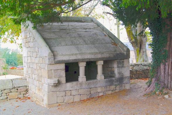 Ossuaire à #Mégrit (#CôtesDArmor) Construction XVIIe siècle. Ossuaire (cad. C 975) : inscription par arrêté du 10 décembre 1927.
Suite 👉 https://monumentum.fr/monument-historique/pa00089325/megrit-ossuaire
#Patrimoine #MonumentHistorique
Photo CC-BY-SA 4.0 : Dolly11