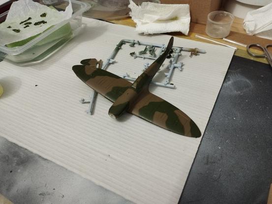 Maqueta de un Spitfire MkI a la que se le acaba de aplicar la última mano se verde oscuro.