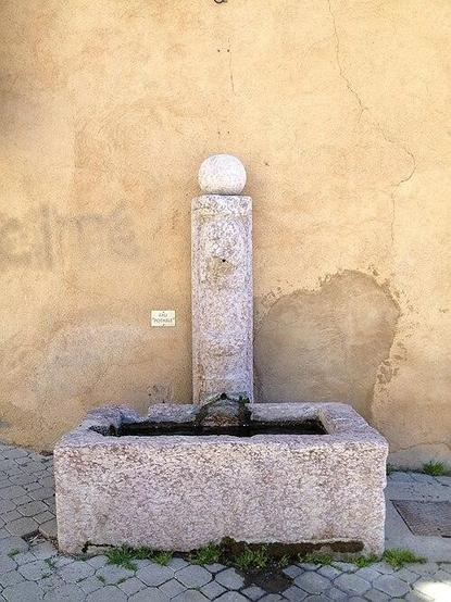 Fontaine à #Embrun (#HautesAlpes) Construction XVIIIe siècle. Fontaine : inscription par arrêté du 19 mars 1927.
Suite 👉 https://monumentum.fr/monument-historique/pa00080560/embrun-fontaine
#Patrimoine #MonumentHistorique
Photo CC-BY-SA 4.0 : Benoît Prieur (1975–) Autres noms Nom de naissance