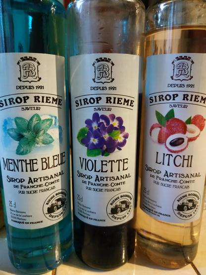 3 bouteilles de sirop, menthe bleue, violette et litchi