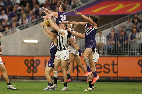 Josh Treacy goes for the mark (catch). (Dave Woodley/AFANA)

https://www.afana.com/gallery/fremantle-vs-collingwood-round-9-2025-optus-stadium
#AFANA #AFL #fremantledockers #collingwoodfc #sportsphotography @David.Woodley.77