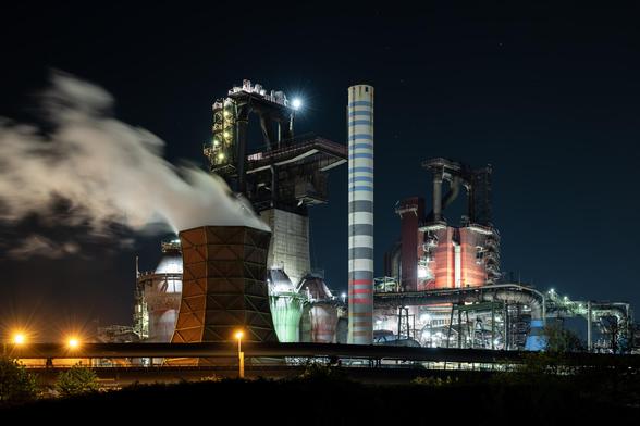 Hochofen 8 in Duisburg Bruckhausen. Bei Nacht. Klarer Himmel. Dampfwolke aus Kühlturm. Verschiedenfarbige Lampen. Facettenreicher harter Schattenwurf. [Nikkor Z 24–120mm f/4.0 S  auf Nikon Z5]