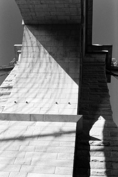 Looking up at one of the arches above the Brooklyn bridge