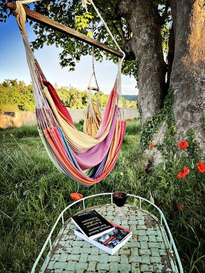 Un hamac, un ou deux livres, un verre de vin, le chant des oiseaux, les cloches qui sonnent