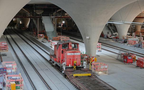 Bauzug mit DB-Baureihe V 60 auf einem Gleis in der Bahnsteighalle des Bauprojekts Stuttgart 21