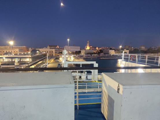 Ein Bild vom Deck einer Fähre in der Dämmerung im Hafen von Bari.