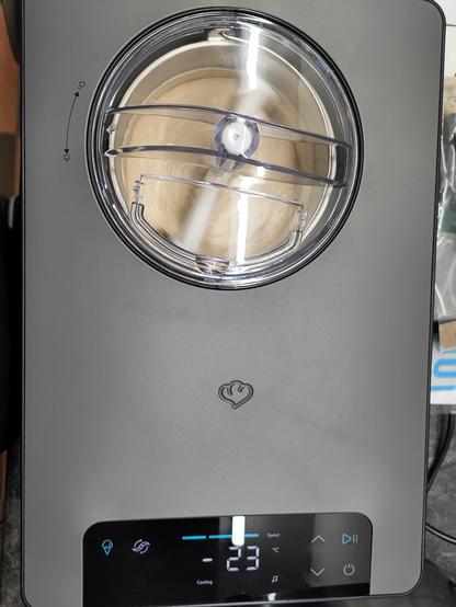 Graue Eismaschine macht Eis. Im Display steht -23 Grad.