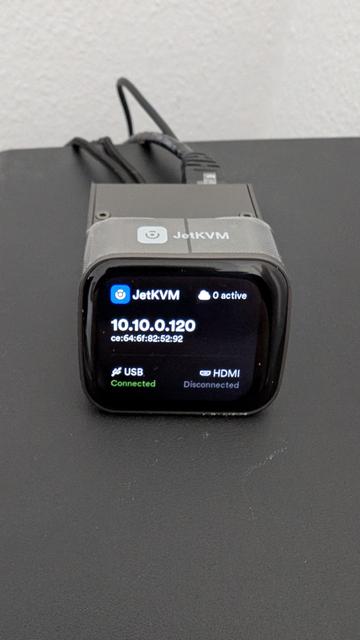 JetKVM aktiv und verbunden mit Blick auf das Display.