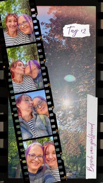 Filmstreifen-Collage mit vier fröhlichen Selfies zweier Frauen im Sonnenschein – eine mit rotbraunen Haaren, die andere mit lila Haaren und Brille. Sie lachen, küssen sich und genießen die gemeinsame Zeit. Im Hintergrund ein großes Foto von Sonnenlicht, das durch farbig belaubte Bäume scheint. Beschriftet mit „Tag 12“ und „Besuch von girlfriend“. Ein Bild voller Liebe, Wärme und Sommerstimmung.