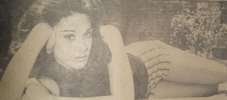 Retrato de Julissa, famosa actriz y cantante mexicana, posando con un estilo elegante y desenfadado.