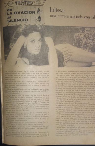 Una imagen de Julissa en un artículo de revista, donde aparece recostada y sonriendo. El texto habla sobre su carrera en el cine, teatro y música en México.