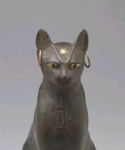 figura di gatto assiso in Bronzo, oro e vetro. Ultima dinastia, 664 - 350 a.C. ~ Walters Museo d'Arte