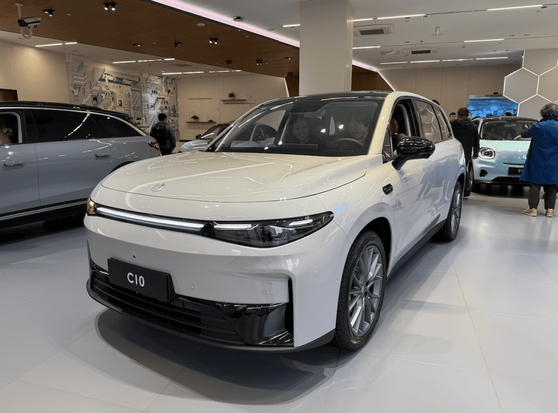 <p>中国の主な新興電気自動車（EV）メーカーが、2025年4月の新車販売（納車）台数を発表した。零跑汽車（Leap Motor）が4万台余りを売り上げ、2カ月連続の首位に輝いた。小鵬汽車（XPeng Motors）は6カ月連続の3万台超えを果たしたものの、零跑には及ばず2位となった。</p>
<p>ファーウェイが技術や販売支援を提供するEVブランド連合「鴻蒙智行（HIMA）」は販売台数を公表していないが、自動車中堅の賽力斯集団（SERES）と打ち出すEVブランド「問界（AITO）」が前月から1万台余り販売台数を伸ばし、4位に浮上している。</p>
<blockquote class="wp-embedded-content"><p><a href="https://36kr.jp/340812/">中国新興EV3月販売：零跑汽車が3.7万台で混戦を制す　シャオミも健闘で4位に</a></p></blockquote>
<p></p>
<h3>1位：零跑汽車</h3>
<p>零跑汽車（Leap Motor）の4月の販売台数は前年同月比173％増の4万1039台だった。同社は一貫してコストパフォーマンスの高さを打ち出してきたが、2024年3月に発売したSUV「C10」が高いスペックと優れた品質、洗練されたデザインで爆発的な人気を呼び、一躍中国新興EVメーカーのトップグループに躍り出た。</p>
<p>グローバル市場向けに開発した「B」シリーズの第1弾、新型SUV「B10」は9万9800元（約200万円）と低価格で、4月10日に発売してから16日間で1万台を生産したという。4月23日には上海モーターショーで第2弾のセダン「B01」を披露し、30日には先行予約を開始。欧州自動車大手ステランティスとの提携で、欧州展開を加速する。</p>
<blockquote class="wp-embedded-content"><p><a href="https://36kr.jp/335235/">「自動車界のユニクロになる」と宣言⋯ 中国EV・零跑汽車、LiDAR搭載モデルを業界最安値で発売</a></p></blockquote>
<p></p>
<h3>2位：小鵬汽車</h3>
<p>小鵬汽車（XPeng Motors）の4月の販売台数は前年同月比273％増の3万5045台だった。新興勢で唯一、6カ月連続の3万台超えを果たし、安定した実力を示した。</p>
<p>同社は独自の人工知能（AI）チップ「「図霊（TURING）」の量産を近く開始するなど、AIを活用した自動運転支援に力を入れており、4月28日には業界に先駆けて「自動運転支援向けの安心サービス」を打ち出した。保険大手5社と提携し、年間239元（約4800円）の掛金で最大100万元（約2000万円）の補償を提供する。</p>
<blockquote class="wp-embedded-content"><p><a href="https://36kr.jp/342435/">中国EV「小鵬汽車」、独自AIチップを4‐6月期に量産か　NVIDIA依存脱却へ</a></p></blockquote>
<p></p>
<h3>3位：理想汽車</h3>
<p>理想汽車（Li Auto）の4月の販売台数は前年同月比31.6％増の3万3939台だった。このところ新型車の発表など目立った動きはなかったが、上海モーターショーでは高級ミニバン「MEGA」の特別仕様車を披露し、注目を集めた。価格は約60万元（約1200万