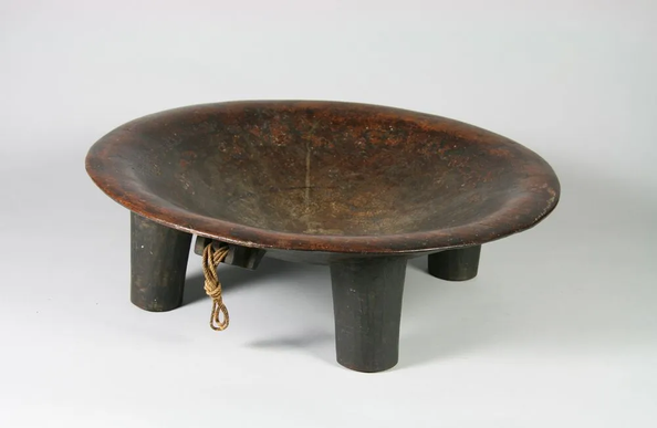 Round wooden Kumete with four small legs underneath.  From DigitalNZ.org