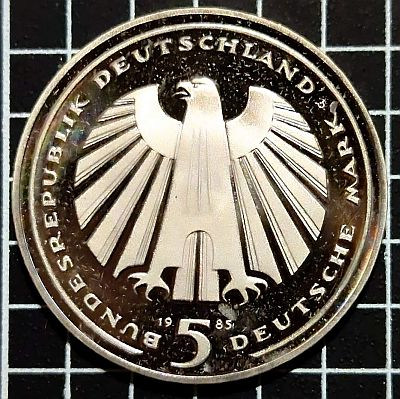 1985 5 Deutsche Mark Eisenbahn in Deutschland Obverse
An eagle, emblem of the German Federal Republic
Karlsruhe mint mark (G)
Face value
Issuing date

Script: Latin

Lettering:
BUNDESREPUBLIK DEUTSCHLAND
G
1985
5 DEUTSCHE MARK

Engraver: Erich Ott
