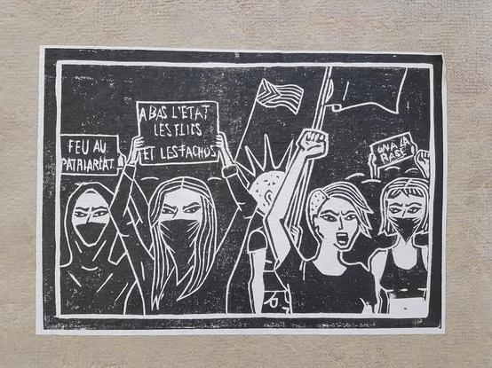 Collage en noir et blanc (dessin): un groupe de jeunes femmes manifestent en levant leur poing et en scandant des slogan contre le patriarcat, l'Etat, la police et le fascisme