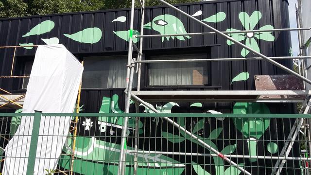 Échafaudage, déco artistique vert sur noir