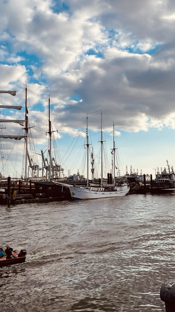 Die Minerva liegt am Fischmarkt Altona, Hamburg