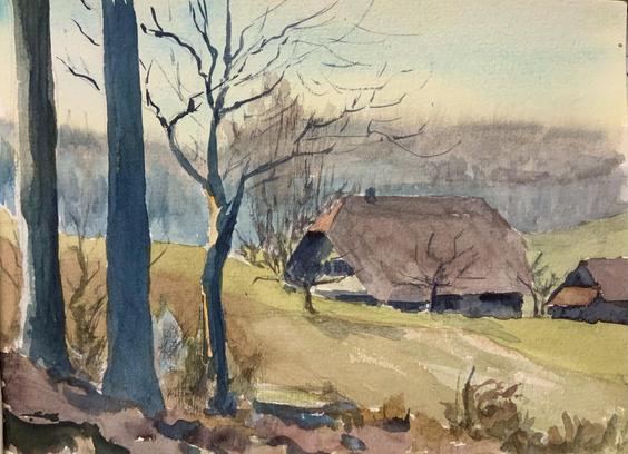 Eine Aquarelllandschaft mit einer ruhigen ländlichen Szene mit einem mit Ziegeln bedeckten Haus, eingebettet zwischen kahlen Bäumen und sanften grünen Hügeln, unter einem weichen, gedämpften Himmel.