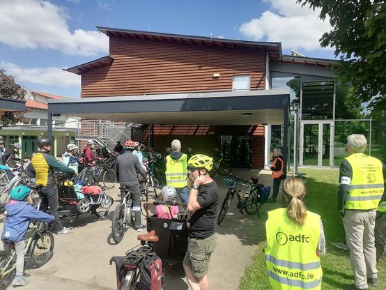 Bärbel Vogel vom ADFC Göppingen erklärt den Teilnehmenden warum die Kidical Mass stattfindet und wie sie sich zu verhalten haben.