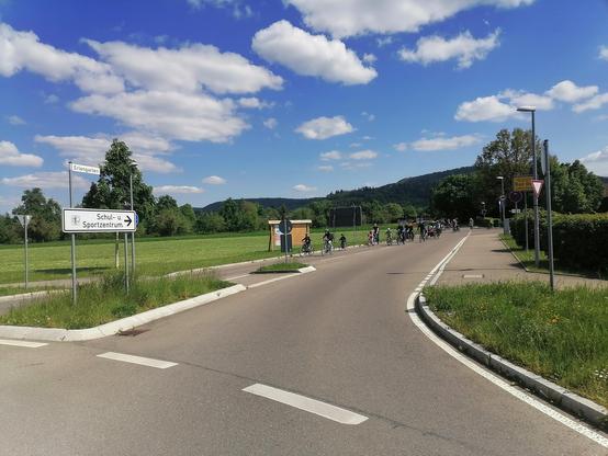Der Demozug auf Fahrrädern fährt in einen gesperrten Kreisverkehr ein.