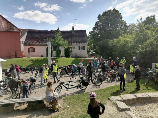 Abschluss der Veranstaltung auf dem Boller Dorfplatz.