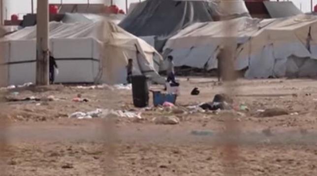Des enfants au milieu d’un camp.