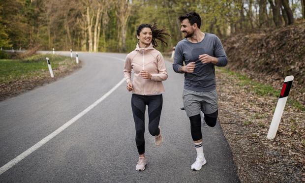 Una pareja saliendo a correr (Getty Images)